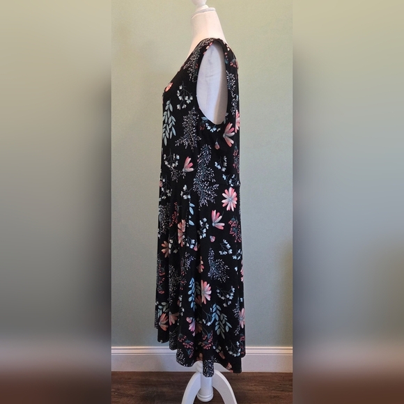 LuLaRoe Nichole Dress 2XL Black Floral Sleeveless Swing Dress Pockets - Picture 3 of 10